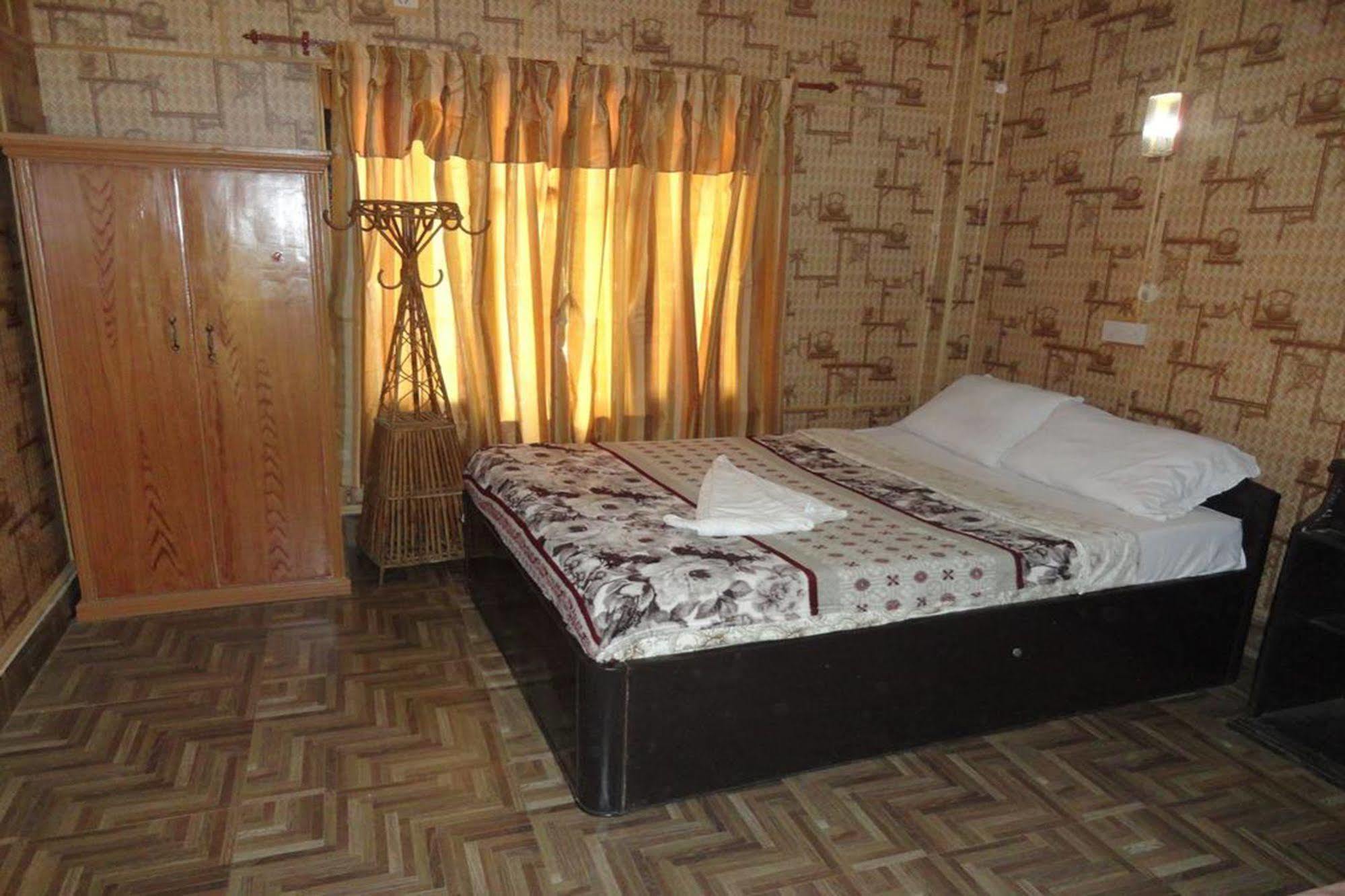 Chitwan Adventure Resort Sauraha Kültér fotó