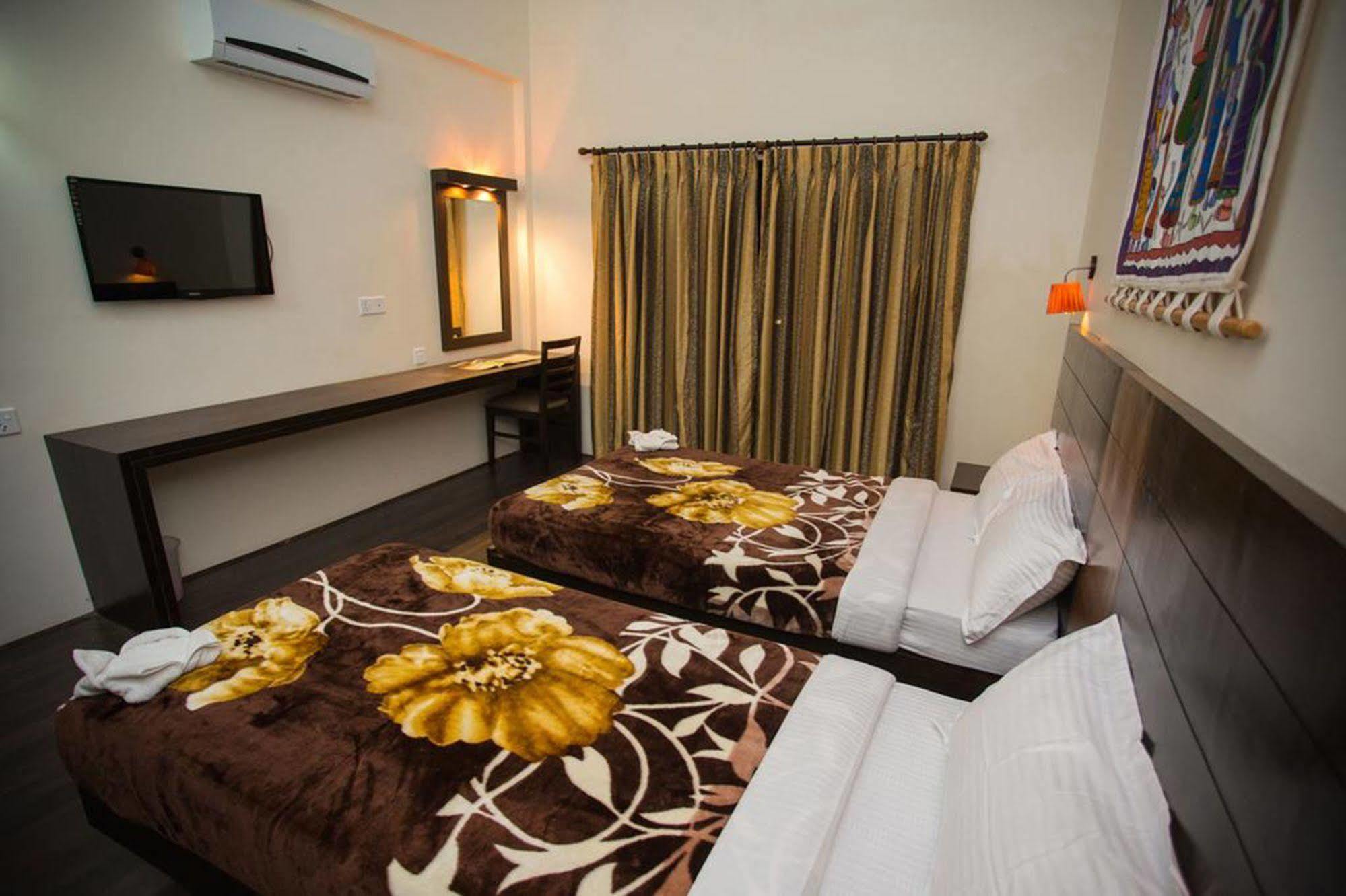 Chitwan Adventure Resort Sauraha Kültér fotó